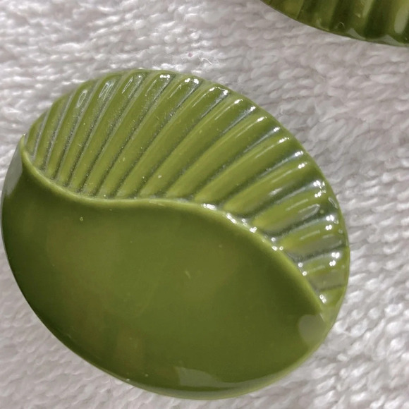 Vintage Avocado Green Painted Textured Metal Oval Clip On  Earrings - Picture 7 of 9